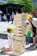 On 14 May 2022, Hochschule Düsseldorf – University of Applied Sciences (HSD) could finally celebrate its 50th anniversary – and the response exceeded everything all organisers had hoped for: Several thousand people came to celebrate during the day and well into the night, creating a unique atmosphere on campus and enjoying wonderful weather.